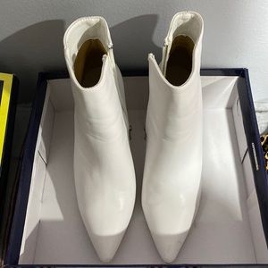 Pointy white heeled lowcut boots